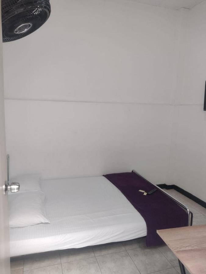 Petronio'S Hostel Калі Екстер'єр фото